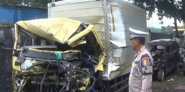 Kernet Truk Pengangkut Roti Tewas Terjepit Tronton di KM 77 Tol Cipularang
