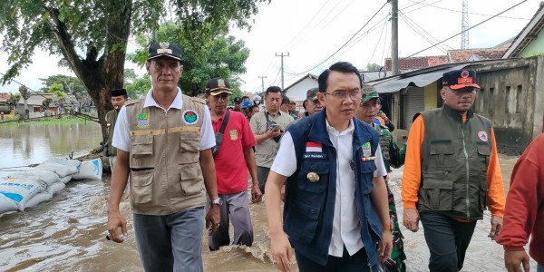 Tinjau Banjir, Pj Bupati Bekasi Imbau Masyarakat Siaga