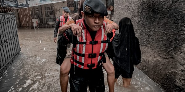 Aksi Heroik Brimob Polda Metro Evakuasi Selamatkan Warga Terjebak Banjir