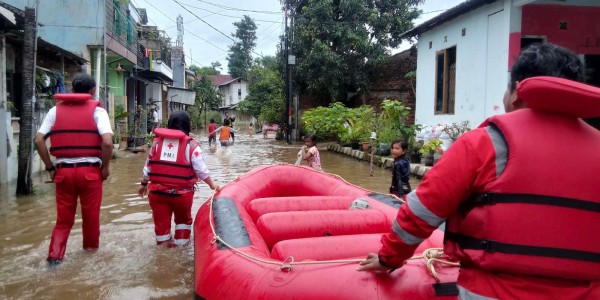 Bantu Warga Terdampak Banjir, PMI Distribusikan Logistik di 8 Kecamatan