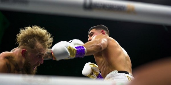 Petinju Tommy Fury Kalahkan Jake Paul