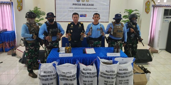 Kopaska TNI AL Gagalkan Penyelundupan Miras di Pulau Sebatik