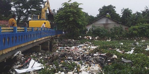 Cegah Banjir, DLH  Bekasi Angkat Puluhan Ton Sampah Kali Ciherang