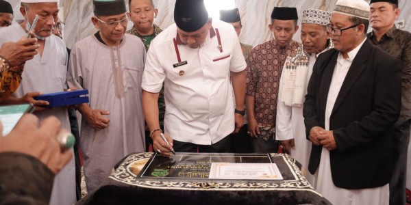 Tri Adhianto Resmikan Masjid At-Taqwa di Kelurahan Aren Jaya