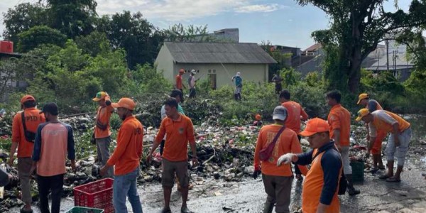 Cegah Banjir, Pemkel Setia Asih dan UPTD Kebersihan Angkut Sampah di Sungai