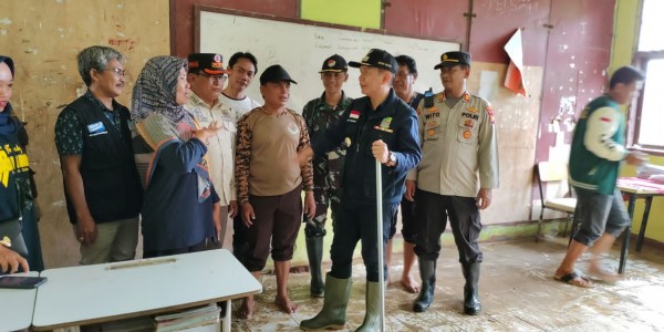 Pj Bupati Bekasi Kunjungi Sekolah Terdampak Banjir