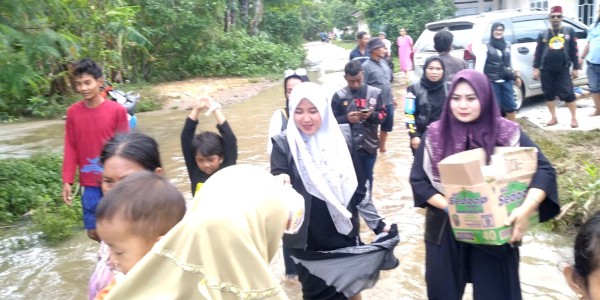 Srikandi Aliansi Ormas Bekasi Bantu Korban Banjir