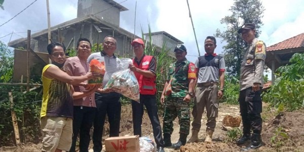Camat Bojongmangu Salurkan Bantuan untuk Warga Terdampak Longsor 