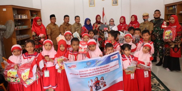 Apresiasi Pengabdian Para Guru, Istri Walkot Beri Laptop dan Perlengkapan Sekolah 