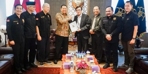 Bamsoet Serahkan Naskah Akademik PP Penggunaan Senjata Api Beladiri Sipil Non-Organik TNI/Polri pada Kemenkumham