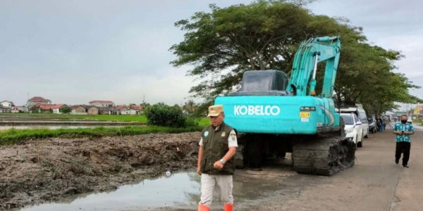Cegah Banjir Susulan, Pemkab Bekasi Angkat Sampah dan Lumpur di Kali Cibalok