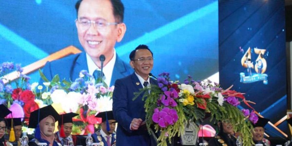 Hadiri Wisuda Unisma 45, Pj Bupati: Harus Selalu Rendah Hati