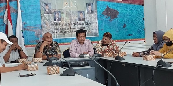 Senator Asal Kepri Serahkan Bantuan Kepada Korban Longsor di Serasan