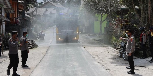 Gunakan Water Canon, Polisi Bantu Bersihkan Jalan Terdampak Abu Vulkanik Erupsi Merapi