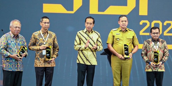 Presiden Serahkan Penghargaan P3DN ke Plt Walkot Bekasi