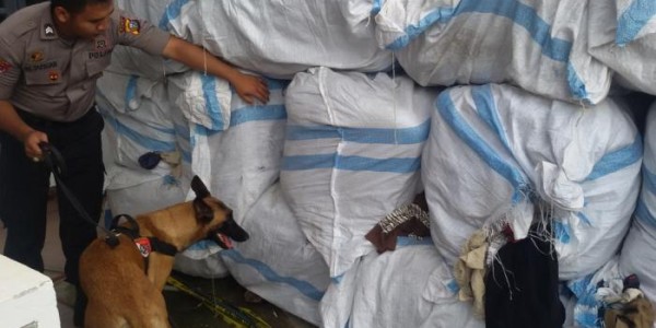 730 Bal Pakaian, Sepatu dan Tas Impor Bekas Dimusnahkan, Nilainya Rp 10 Miliar