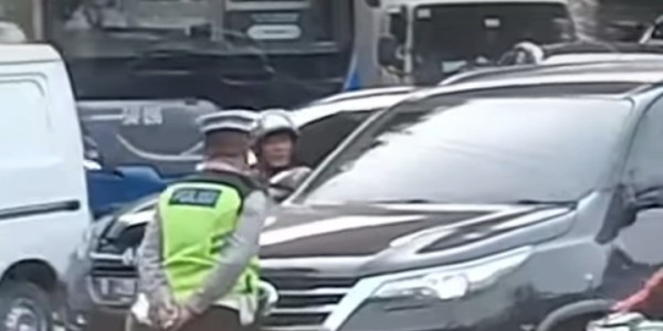 Pengemudi yang Seruduk Polisi di Rawabuaya Dicari Identitasnya