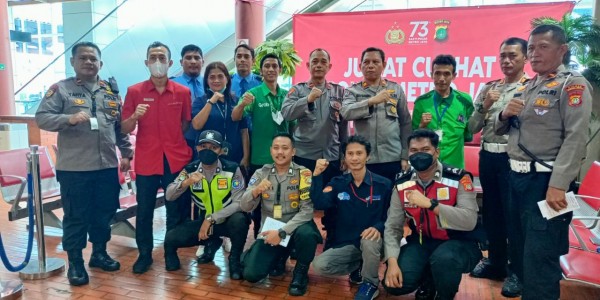 Jum'at Curhat Polresta Bandara Soetta Dengan Puluhan Pekerja di Terminal 2
