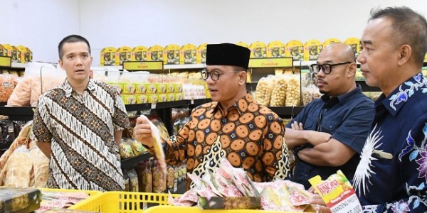 Kunjungi Toko Bandeng Juwana, Yandri Susanto Harap Produk Makanan Nasional bisa Go Internasional