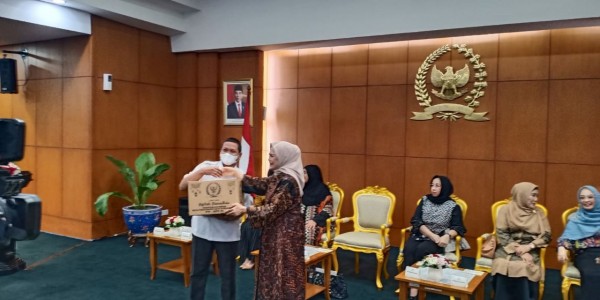 Perkumpulan Istri Pimpinan MPR RI Bagi-bagi Bingkisan ke Pegawai PPNPN, OB, dan Pengamanan