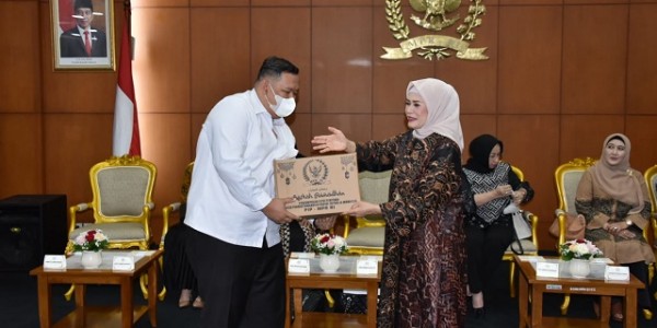 PIP MPR Bagikan Bingkisan Ramadhan Pada Sesama, Lenny Bambang Soesatyo: Pentingnya Mengembangkan Jiwa Solidaritas dan Tepa Selira