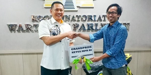 Ketua MPR RI Serahkan Hadiah Sepeda Motor kepada Wartawan Koordinatoriat Wartawan Parlemen