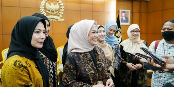 Bamsoet Apresiasi Perkumpulan Istri Pimpinan MPR RI Bagikan Ratusan Bingkisan Ramadhan