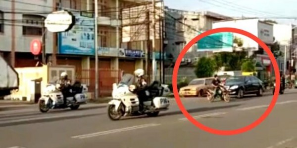 Nekat! Pengendara Motor Knalpot Brong Potong Jalur Mobil Presiden Jokowi
