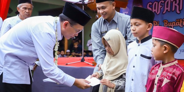 Safari Ramadan, Pj Bupati Bekasi Bantu Ponpes Al-Kamal Rp10 Juta