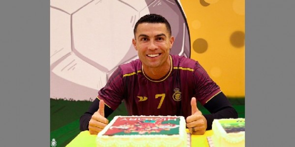 Al-Nassr Hadiahi Ronaldo Dengan Kue Spesial Usai Pecah Rekor Caps Internasional