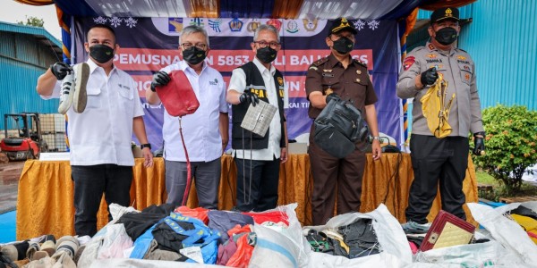 Impor Pakaian, Sepatu dan Tas Ilegal Senilai Rp17,4 Miliar Dimusnahkan