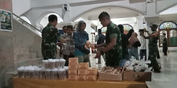 Kodim 0619/Purwakarta Distribusikan Takjil Buka Puasa Ke Masjid Agung Baing Yusuf