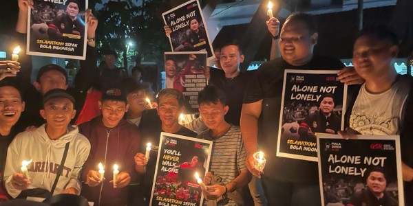 Pecinta Sepak Bola Tanah Air Gelar Aksi 1.000 Lilin dan Doa Bersama di Gedung Joang 45