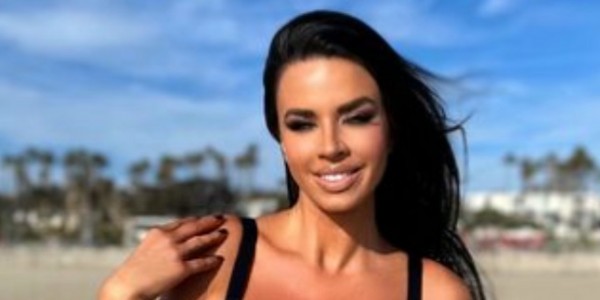 Wow... Ivana Knoll Berpose dengan Korset