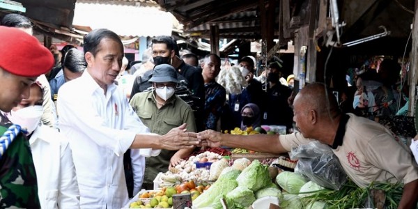 Presiden dan Ibu Iriana Cek Harga Kebutuhan Pokok di Pasar Sambonggede