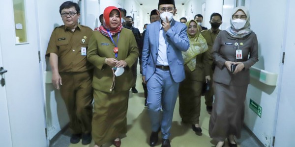 Selama Ramadan, RSUD Kabupaten Bekasi Bagikan Takjil