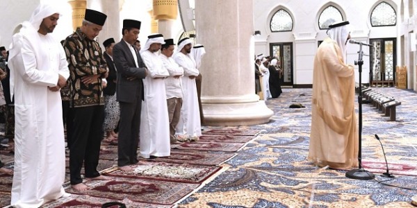 Jokowi Salat Tarawih Berjemaah di Masjid Raya Sheikh Zayed