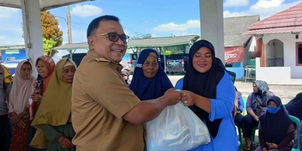 Disdak Gelar Pasar Murah Sembako untuk Warga Desa Kertamukti