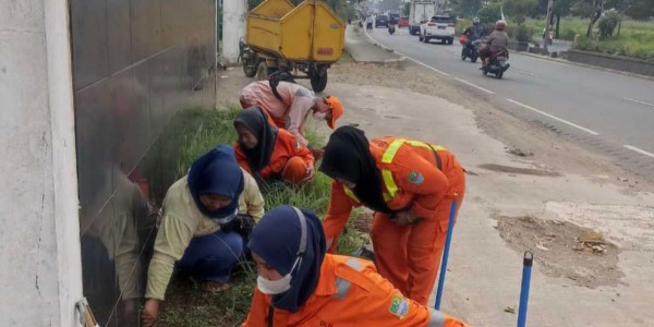 Bersihkan Lingkungan di Jalur Mudik, UPTD Ingin Para Pemudik Nyaman