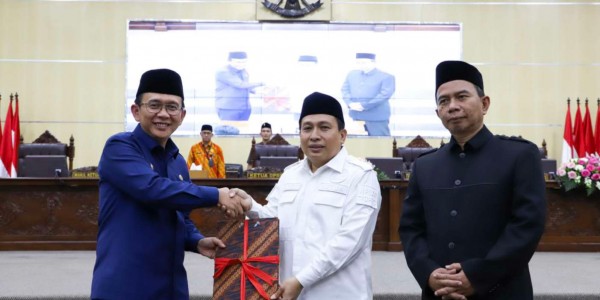 Pj Bupati Serahkan Nota Pengantar LKPJ Tahun 2022 ke DPRD Bekasi
