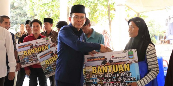 Perbaiki Rumah Terdampak Puting Beliung di Tambun Selatan, Pj Bupati  Serahkan Rp20 Juta
