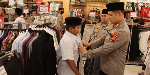 Kapolres Purwakarta Ajak Belasan Santri Yatim-Piatu Beli Baju Lebaran