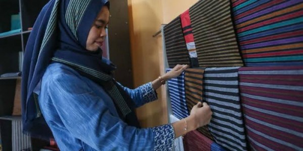 Berkat Lapak Ganjar, Usaha Lurik ATBM Klaten Kembali Menggeliat