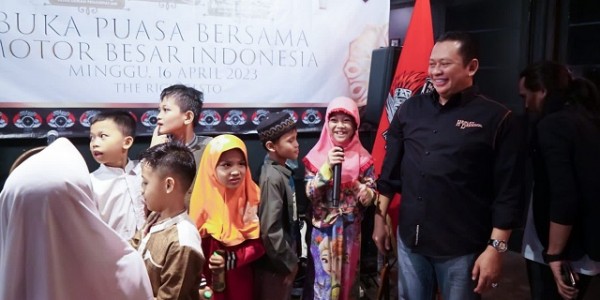Ketua MPR RI Bersama Komunitas MBI Bagikan Bingkisan Lebaran Kepada Anak Yatim