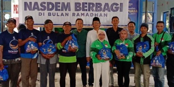NasDem Magetan Bagikan 1.500 Paket Lebaran Buat Ojol dan Tukang Becak