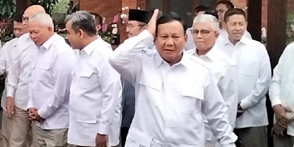 Kelakar Prabowo Saat Rapikan Rambut: Ada Putih-putihnya gak?  
