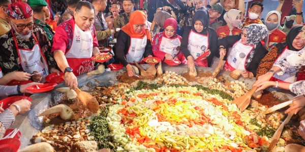 Meriahnya Festival Rujak Uleg 2023, Gubernur Khofifah Harapkan Budaya di Jatim Dikenal Dunia