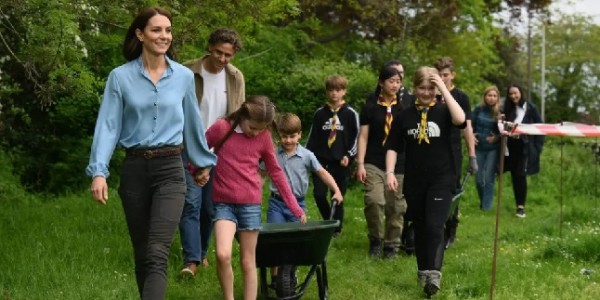 William, Kate dan Buah Hatinya Bantu 'Big Help Out' Usai Penobatan