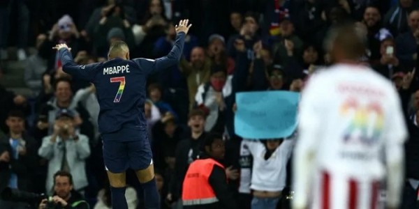 Bantai Ajccio 5-0, PSG Kokohkan Diri di Puncak Klasemen