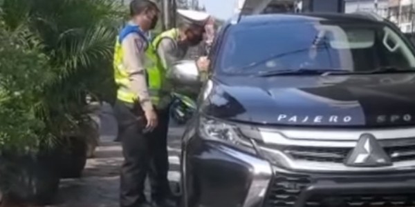 Gunakan Pelat 'Sakti' Palsu, Dua Mobil Mewah Ditilang Polisi